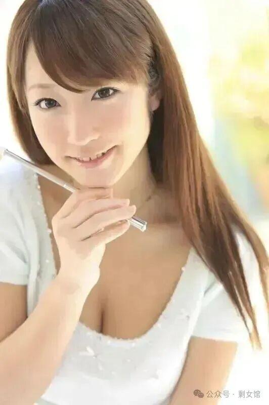猫咪第一次见到小奶狗的反应，太治愈了 - 酒吧影院